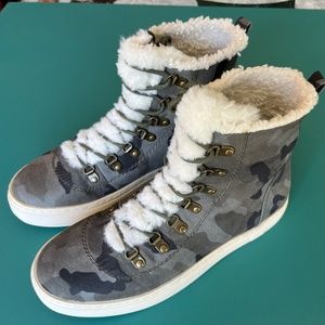 New in Box. Billabong Camo High Top Sneakers